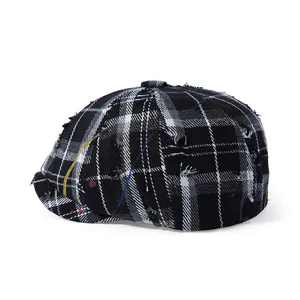 Casquette gavroche à carreaux noir et blanc avec bords usés et accents colorés vintage