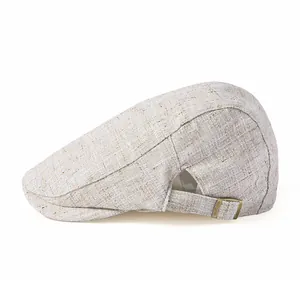 Béret en lin beige pour homme avec texture respirante et boucle latérale en laiton