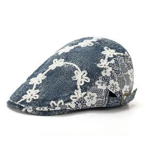 Casquette en jean bleu pour femme avec dentelle blanche et broderies florales