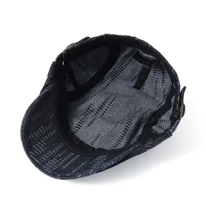 Détails de l'intérieur d'une casquette en denim avec bande de confort et étiquette