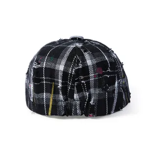 Casquette gavroche à carreaux noir et blanc avec graffiti coloré et détails usés