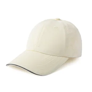 Détail de la casquette beige respirante avec motifs d'étoiles au laser et bord contrasté
