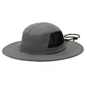 Détail de la maille respirante gris foncé sur un chapeau de randonnée à large bord