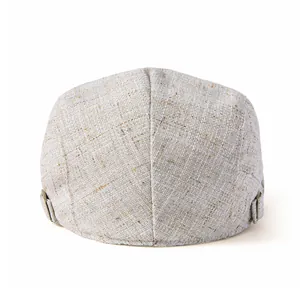 Détail des boucles métalliques réglables à l'arrière de la casquette plate en lin