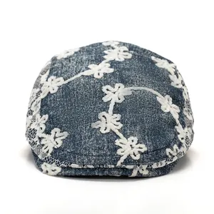 Casquette en denim bleu marine avec broderies florales en dentelle blanche et résille