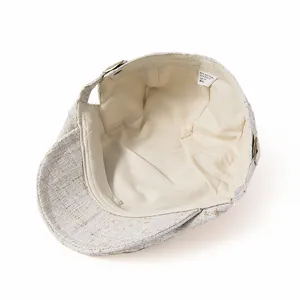 Détail de la doublure intérieure et de la texture du tissu d'une casquette beige