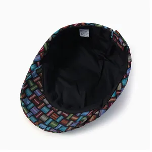Gros plan du béret à carreaux colorés montrant la doublure et l'étiquette 65% coton