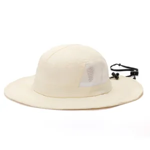 Détail du chapeau de soleil beige avec maille respirante blanche et cordon de serrage