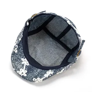Détail du chapeau en dentelle denim bleue montrant la bande interne et coutures