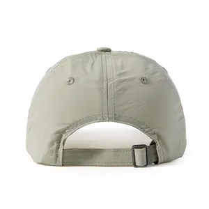 Détail macro du tissu en nylon ripstop gris-vert respirant et de la boucle de réglage