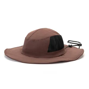 Détail du chapeau de soleil marron avec maille respirante latérale et cordon réglable