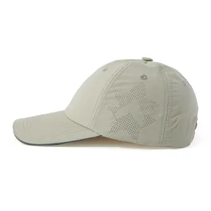 Détail d'une casquette kaki avec des trous de ventilation découpés au laser en étoile