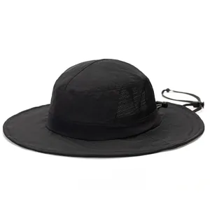Détail du chapeau de soleil extérieur noir avec filet respirant et cordon réglable