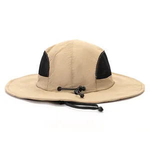 Détail du chapeau de randonnée kaki avec maille noire respirante et cordon ajustable