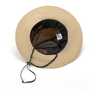Vue détaillée du chapeau de soleil kaki avec doublure en maille et mentonnière ajustable