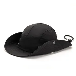 Chapeau de soleil extérieur en nylon noir avec large bord et mentonnière réglable
