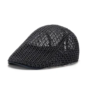 Détail de la casquette plate noire en maille respirante avec visière pour l'été