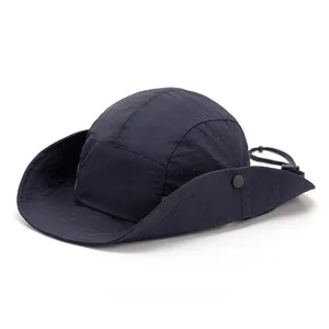 Détail du chapeau de soleil à large bord avec maille et boutons pour style cowboy