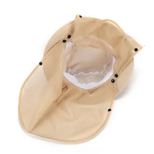 Detalle del forro interior del sombrero antimosquitos con malla de nailon y botones