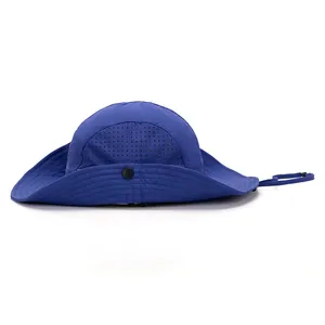 Détail d'un chapeau de soleil bleu foncé avec évents en maille et mentonnière