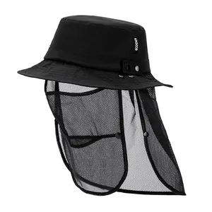 Detalle de sombrero de sol con red protectora negra y botones de presión metálicos
