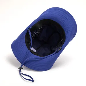 Détail de la doublure en maille respirante et du cordon coupe-vent sur ce chapeau extérieur
