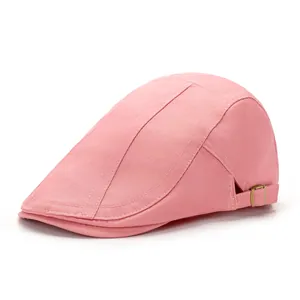Béret rose de style britannique en sergé de coton avec boucle métallique ajustable sur blanc
