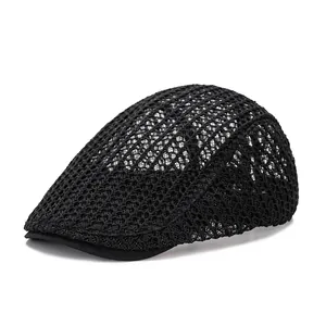 Détail de la casquette plate noire avec tissage en maille respirante et visière solaire