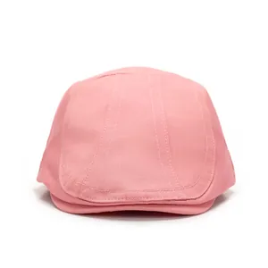 Détail de la casquette gavroche rose en coton avec coutures courbes et style vintage