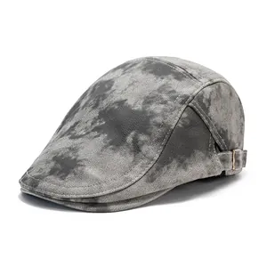 Béret gris tie-dye au style vintage avec boucle en métal réglable sur fond blanc