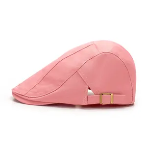 Détail d'une casquette rose avec sangle de réglage et boucle en métal doré chic