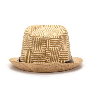 Detail der Fischgräten-Strohflechtung und Lederband an einem Vintage-Trilby-Sonnenhut