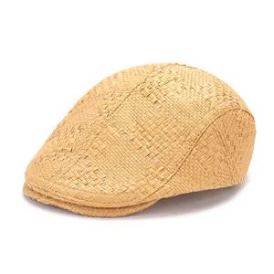 Gros plan sur la texture en paille tressée et les coutures de cette casquette plate vintage