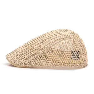 Détail du tissu en maille alvéolée respirante beige sur une casquette plate d'été