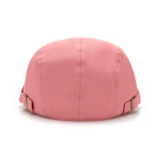 Vue arrière détaillée d'une casquette plate rose avec boucles réglables en bronze