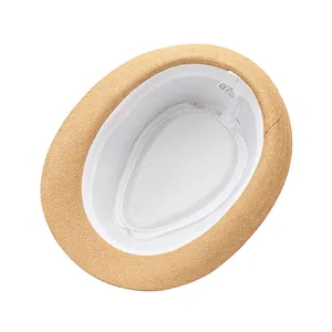 Innenansicht eines Papierstrohhuts mit Etikett aus 100 % Papier und Schweißband