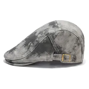 Détail du béret vintage gris effet délavé avec coutures contrastées et boucle métallique