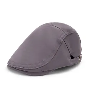 Klassieke donkergrijze katoenen platte pet met metalen gespen op witte achtergrond