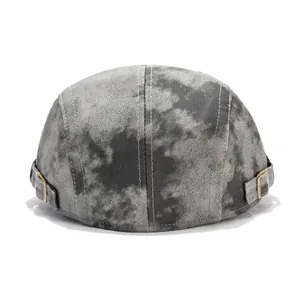 Détail du bonnet miki tie-dye avec boucles réglables en cuivre sur un fond blanc pur
