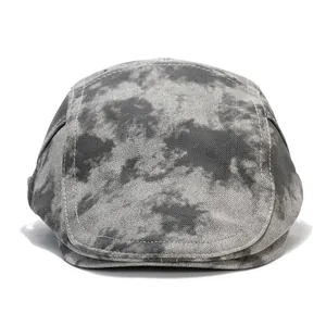 Détail du tissu en coton tie-dye gris et noir sur une casquette plate vintage