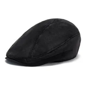 Casquette plate classique en daim noir avec coutures vintage et visière rigide