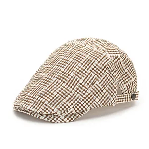 Détail d'une casquette plate tissée avec tissu respirant bicolore et boucle métallique