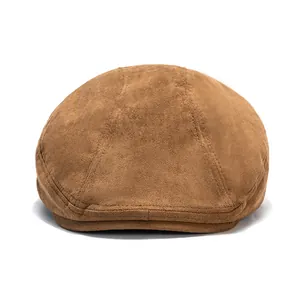 Détail de la casquette plate en daim marron montrant la texture fine et les coutures