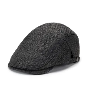 Détail d'une casquette plate tressée noire avec texture respirante et boucle de réglage