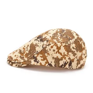 Détail de la casquette plate en paille tissée avec motif camouflage et texture aérée