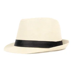 Gros plan détaillé d'un chapeau fedora en lin crème avec un ruban décoratif noir classique