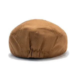 Vue détaillée du béret marron en daim avec bande élastique réglable à l'arrière