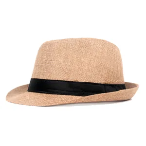 Détail de la texture tissée et du ruban noir sur ce chapeau de jazz élégant en lin