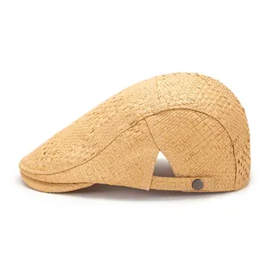 Détail du béret d'été en paille tressée avec sangle réglable et bouton métallique décoratif