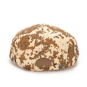 Détail de la boucle en métal réglable et du motif de camouflage tissé sur le béret